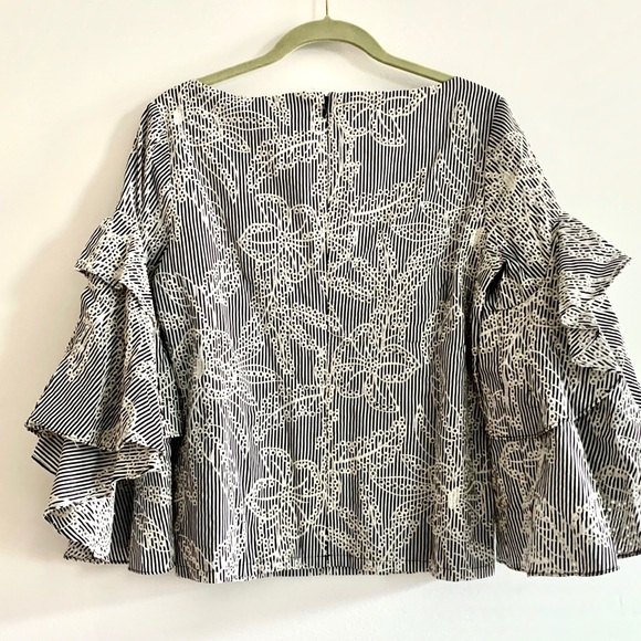 NWT BADGLEY MISCHKA Ruffled Bell Sleeve Top - Picture 4 of 6